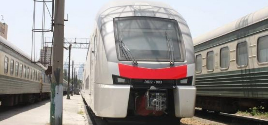 Daha bir ikimərtəbəli sərnişin qatarı gətirildi
