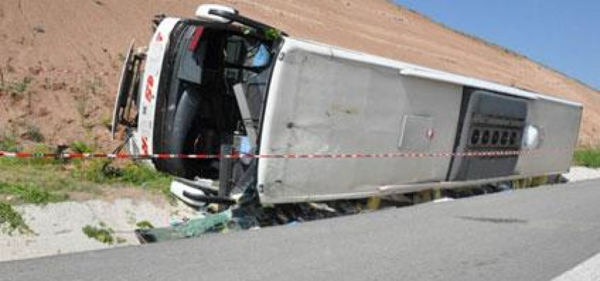Sürücü yatdı, avtobus aşdı: 39 yaralı
