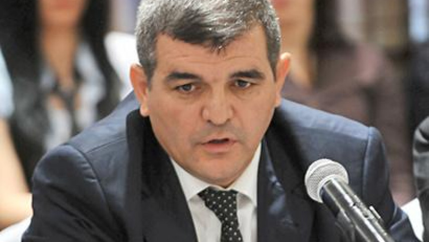 Daha bir deputat maşından imtina etdi