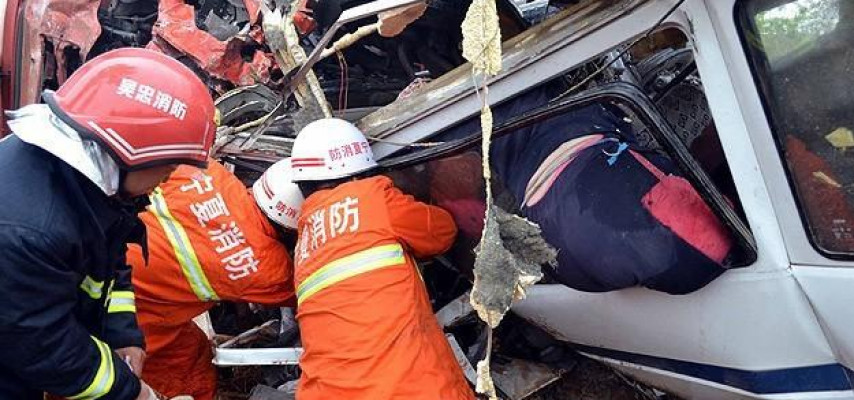 Uyğurların olduğu avtobus uçuruma yuvarlandı: 11 ölü, 8 yaralı