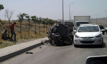 Bakıda qəza yolu bağladı