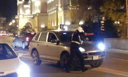 Qışda yol polisinin üstünə “Porsche” sürən gənc yayda danışdı