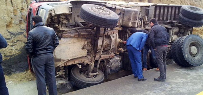 Mikroavtobus yük maşını ilə toqquşdu: 13 ölü