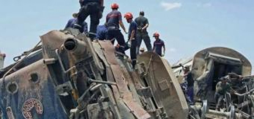 Yük avtomobili qatarla toqquşdu: 18 ölü, 98 yaralı