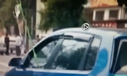 Qadın qolunda sistem ola-ola maşın sürdü