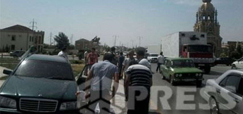 “Mercedes” zərblə “VAZ-2106”a çırpılaraq yoldan çıxdı