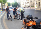 Bakıda yol polisi velosiped sürənləri yoldan çıxarır