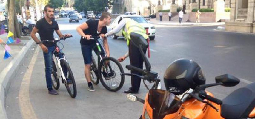 Bakıda yol polisi velosiped sürənləri yoldan çıxarır