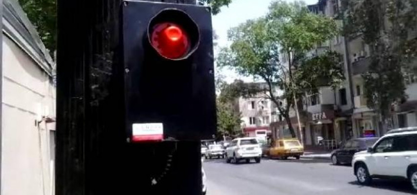 Bakının danışan svetoforları - "Gözləyin" və "Keçin" -VİDEO