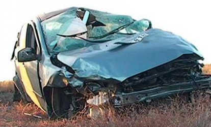 Avtomobil qayaya çırpıldı: bir ailənin dörd üzvü yaralandı