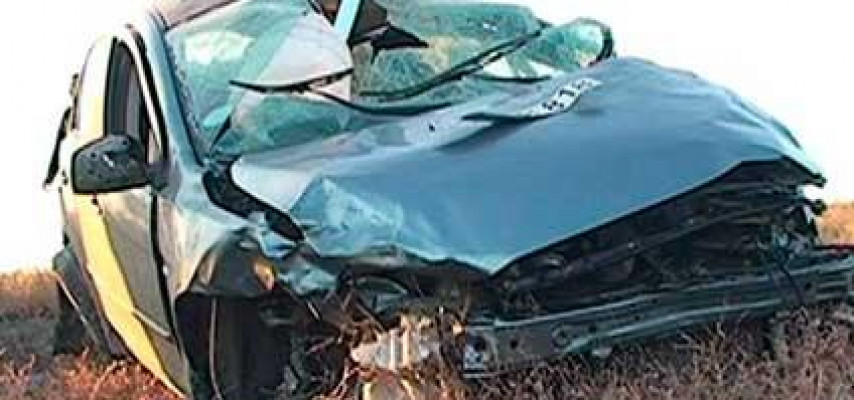 Avtomobil qayaya çırpıldı: bir ailənin dörd üzvü yaralandı