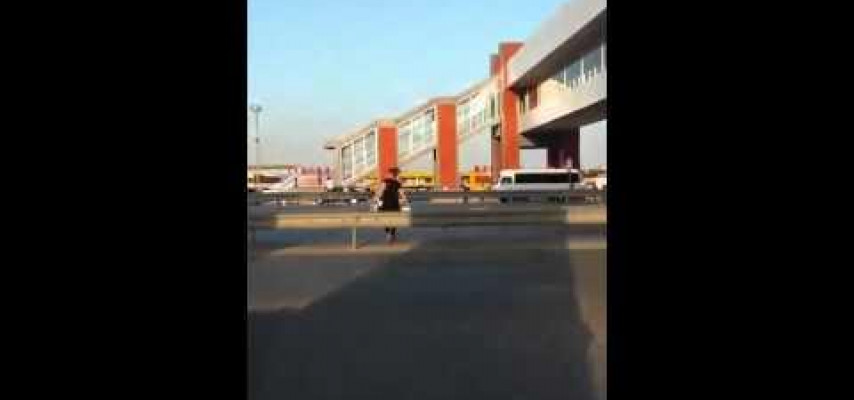 Bakıda yolu belə keçən qadın görmüşdünüz?