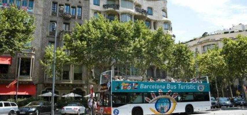 Turistlər avtobusu oğurlayıb şəhəri gəzdilər