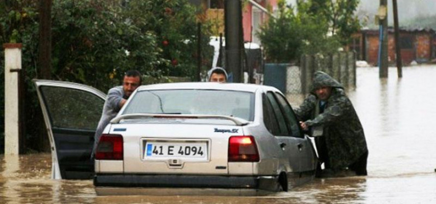 Güclü yağış yolları bağladı
