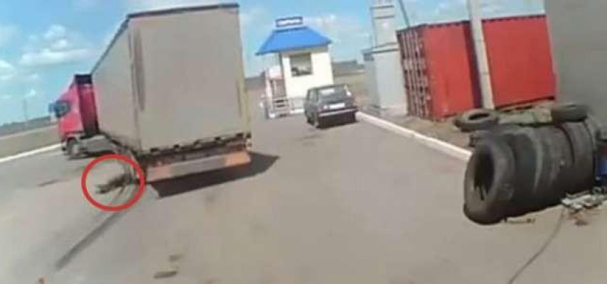 TIR ustanın üstündən belə keçdi  (18+)