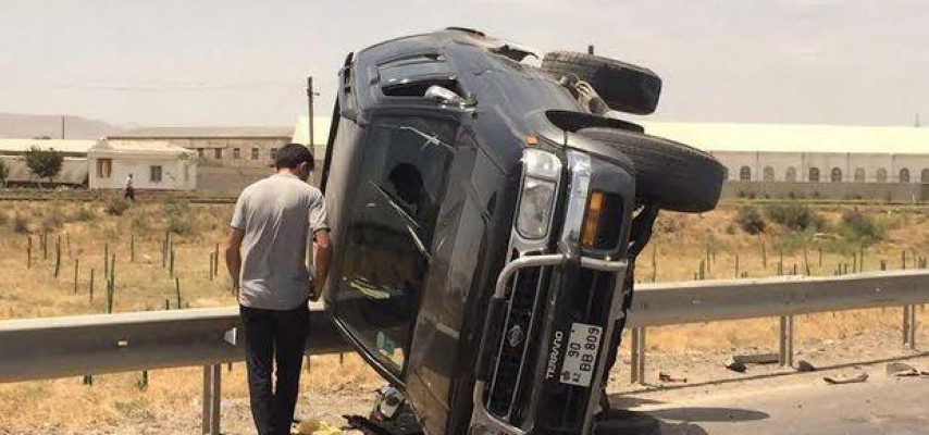 Magistral yolda qəza: “Nissan” aşdı