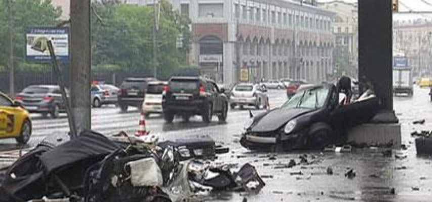 "Porsche" dirəyə çırpılıb ortadan bölündü