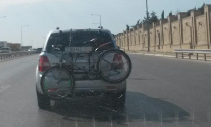 Nömrəni avtomobilin harasına vurmaq olar?