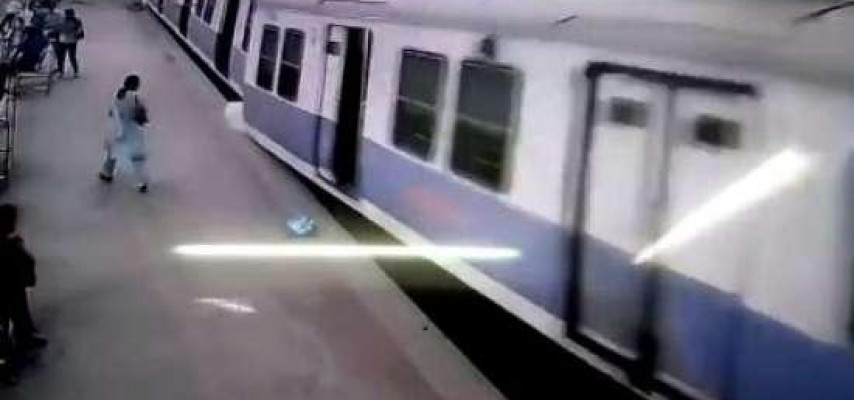 Vaqonlar relsdən çıxaraq platformaya aşdı