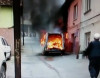 Gəlinlə qayınana yanan avtomobilə hücum çəkdi
