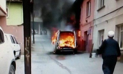 Gəlinlə qayınana yanan avtomobilə hücum çəkdi