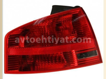 Audi A4 sedan stop işığı