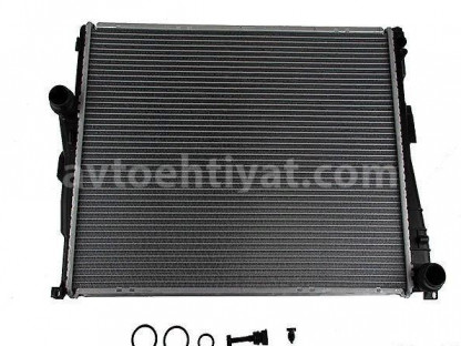 BMW 3 E46 su radiatoru